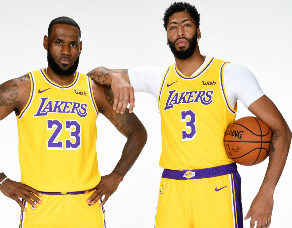 包含浓眉哥迎来十赛季出色发挥，雄鹿观众热烈欢呼！热度持续攀升的词条